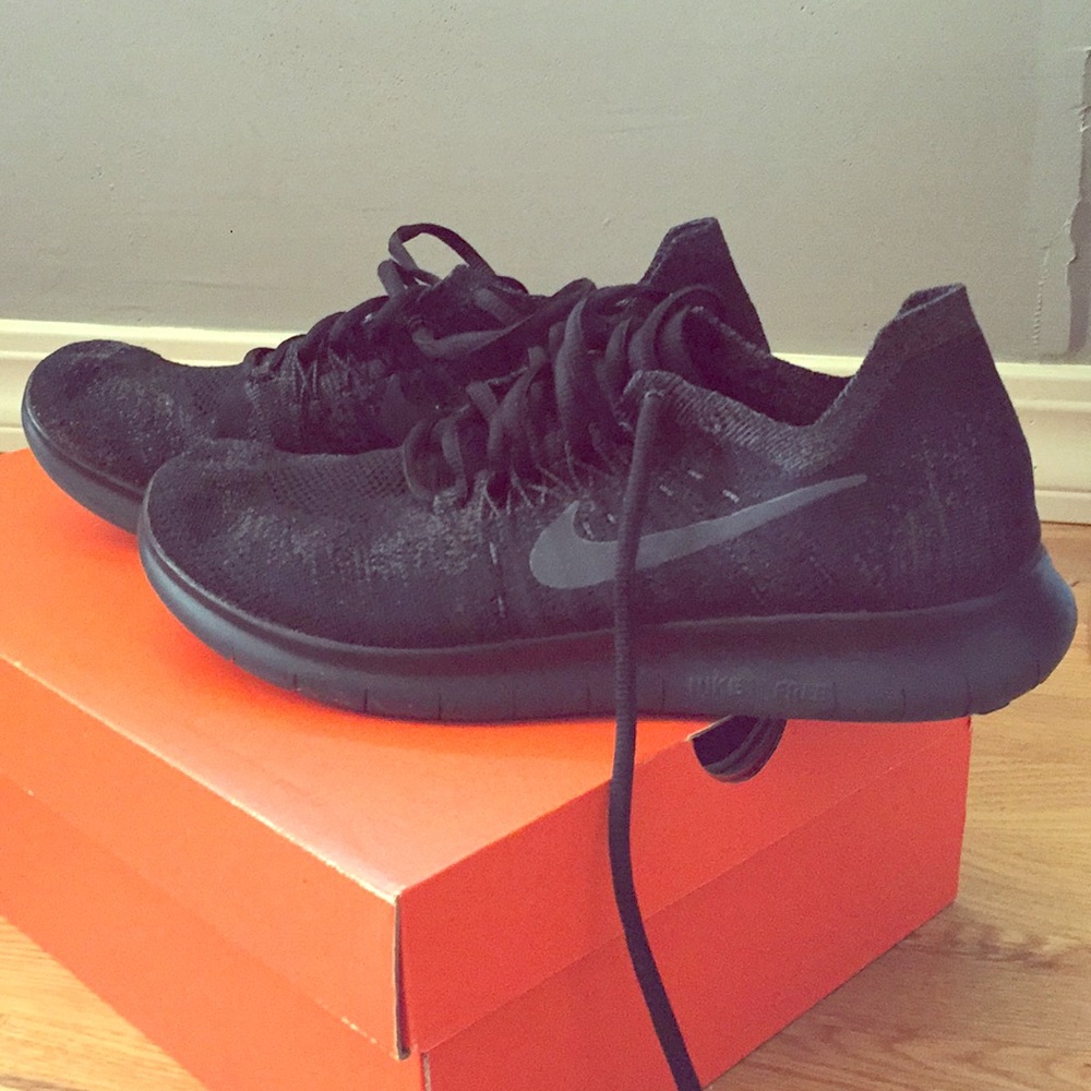 Women’s Free RN Flyknit Black/Black size 8.5